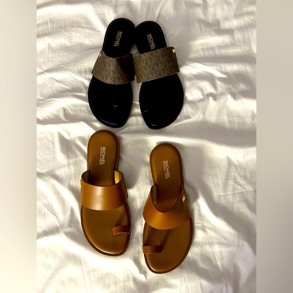 MK August flat sandals 🤍🖤 - Picture 1 of 3